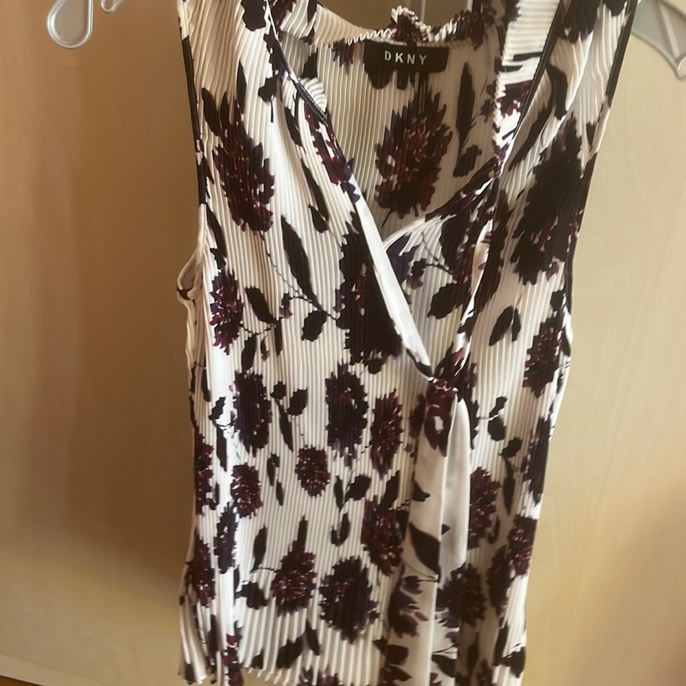 Like New Donna Karan DKNY size large sleeveless top!